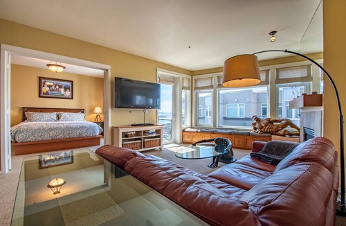 Belltown Condo | Luxurious Waterfront Penthouse 2BR/2BA + Parking!