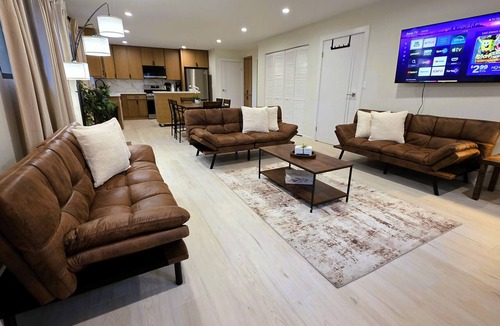 Beverly Hills Apartment | Luxury 2-Bedroom Near Cedars-Sinai & Rodeo Drive Walk to markets and restaurants