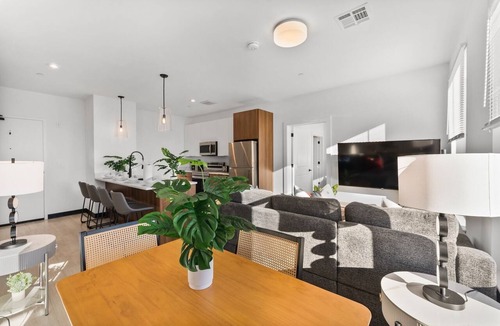 Everett Apartment | Luxury 2bd/2ba in Everett rw76
