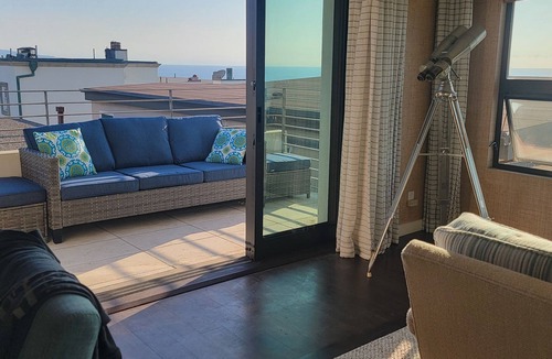 El Porto House | Luxury 4BR 3.5BA Manhattan Beach Ocean View Home + Elevator, AC, Steps to Beach