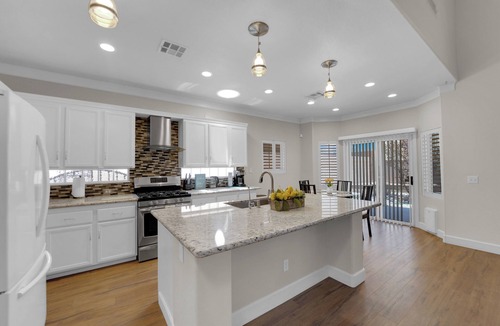 Spring Valley House | Luxury 5-bedroom house near to Strip