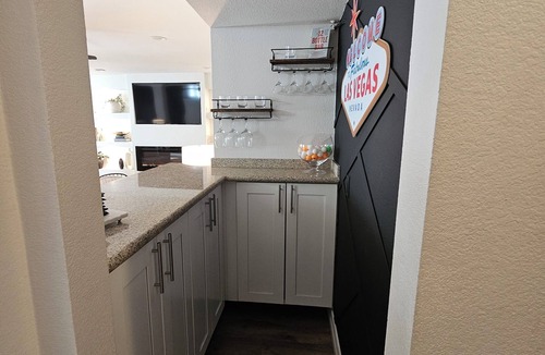 Paradise House | Luxury 5BR/5BA Pool Retreat Near Strip Sleeps 14