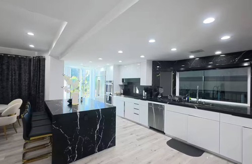 Woodland Hills House | Luxury 6500 SQFT, 7BR Estate Pool, Spa, Sauna, Basketball & BBQ