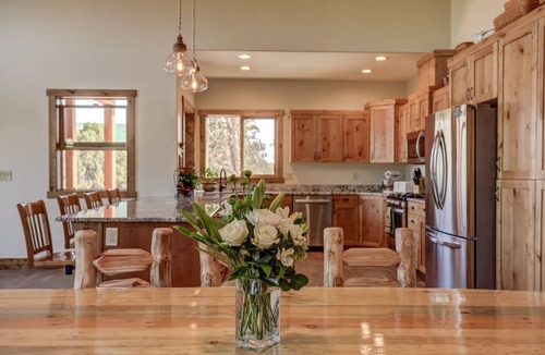 Zion National Park East Entrance House | “Luxury Cabin Minutes from Zion East Entrance Views & Hot Tub”