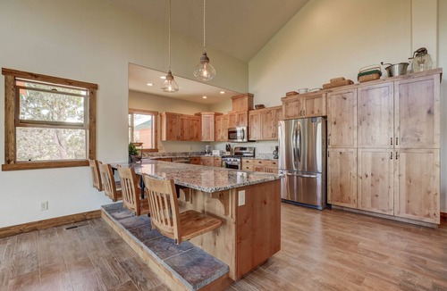 Zion National Park East Entrance House | “Luxury Cabin Minutes from Zion East Entrance Views & Hot Tub”