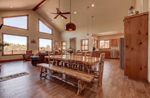 Zion National Park East Entrance House | “Luxury Cabin Minutes from Zion East Entrance Views & Hot Tub”