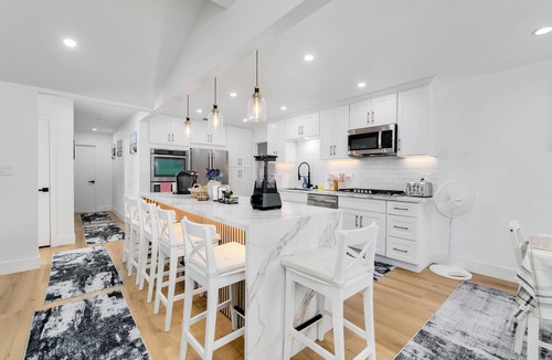 Rancho Cucamonga House | Luxury Cozy Retreat MtView 75"TV NewFurniture&Appliance&BBQFenced NearEverything