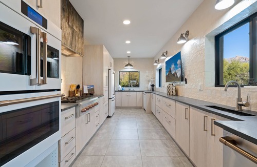 The Foothills House | Luxury Desert Escape Pool, Spa, Pickleball, Basketball Scenic Foothills Views