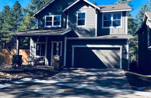 Flagstaff House | Luxury in the Pines, 5 mins to NAU, 10 mins to downtown, Dog with approval