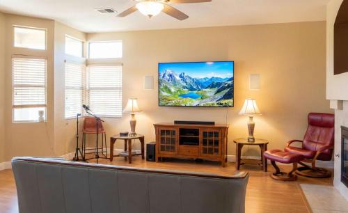 Desert Shores House | Luxury Las Vegas Retreat in 5BR House with Pool