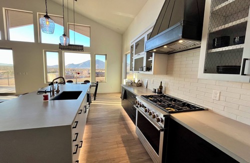 Williamson House | Luxury Modern farmhouse, Strong WiFi, Stunning Granite Mountain Views