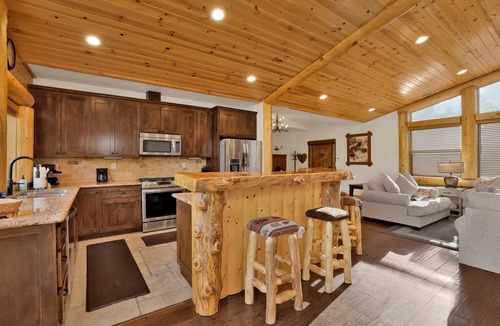 Castle Glen Estates Cabin | Luxury Morning Star Log Cabin | Hot Tub, Firepit, Game Room & Minutes to Skiing