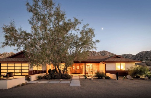 Pioneertown House | Luxury Pioneertown Ranch + Spa Under Joshua Trees + Star Bed +Walk to Pappy's
