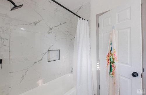 Riviera - Westchester Villa | Luxury Stay Near Downtown Bakersfield