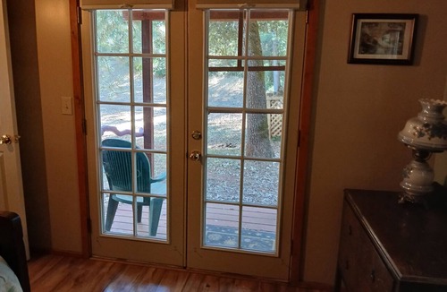 Glencoe Cabin | Magical 1 bd cabin-a soothing Mokelumne Hill getaway: Center of the Universe.