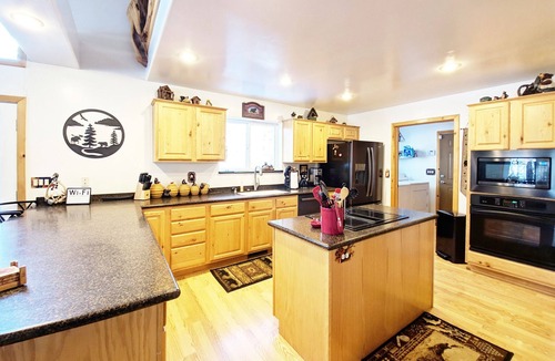 Sierra Pines Cabin | Majestic Mountain Getaway - Jenson's TreeHouse, a Spacious Cabin Retreat.