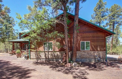 Sierra Pines Cabin | Majestic Mountain Getaway - Jenson's TreeHouse, a Spacious Cabin Retreat.