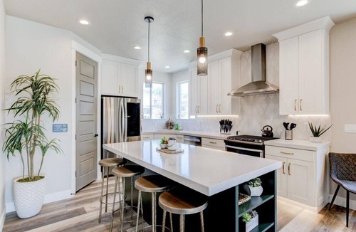 Midway House | *Majestic Mountain Retreat- Closest Home to the Homestead Crater*