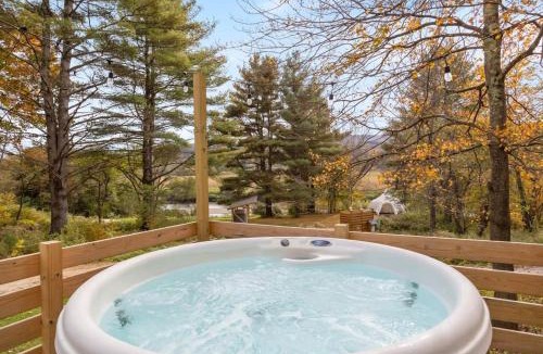 Johnson House | Maple Sugar Shack Tiny House with hot tub & river by Stowe