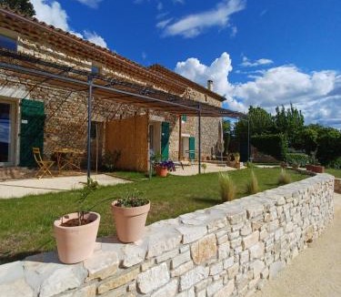 Cornillon Bed & Breakfast | Mas Les Escourtades Chambres d'hôtes