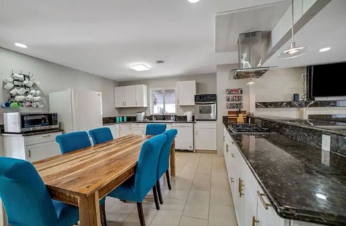Las Vegas House | Massive 4 bedroom close to the strip!