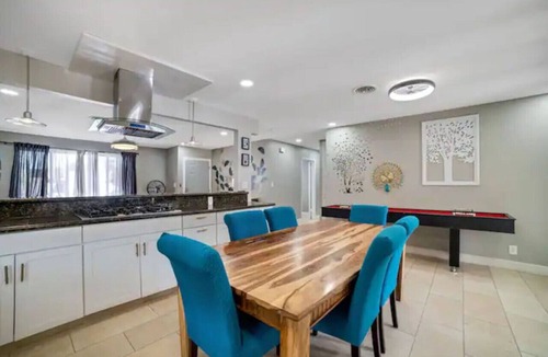 Las Vegas House | Massive 4 bedroom close to the strip!