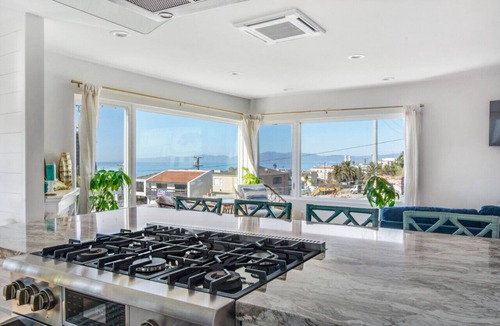The Strand Villa | MB Gem Upper - Steps To The Beach, Ocean Breeze