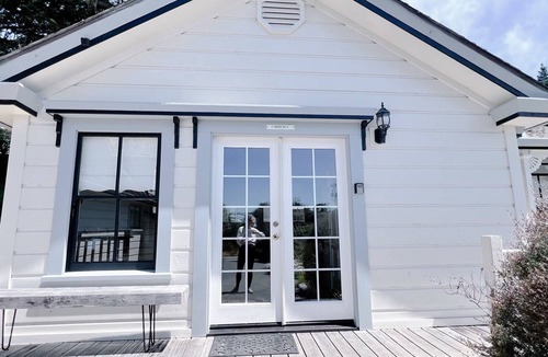 Little River House | Mendocino Carriage house! Fireplace! Walk to the beach