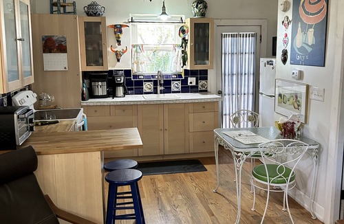 Santa Rita Park Cottage | Mi Casita, Guesthouse in Historic Neighborhood