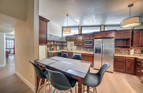 Las Vegas House | Mid Century Modern near STRIP w Pool King Suite