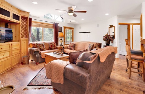 Upper Moonridge Cabin | Minton Pearl | Hot Tub | BBQ | Central Retreat Chalet