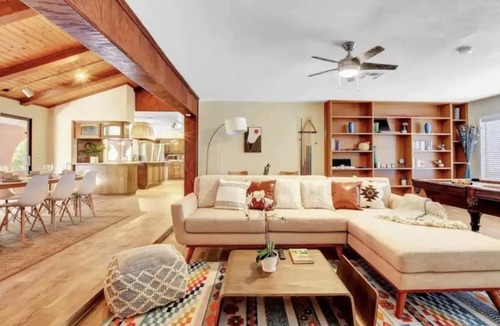 Spring Valley House | Minutes to Strip-swimming pool, golf, ping pong, pool table, games and more.