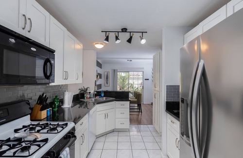 Spring Valley House | Modern 3 Bedroom Townhome by the Strip Sleeps 8