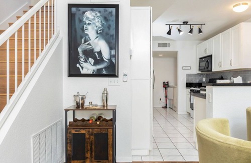 Spring Valley House | Modern 3 Bedroom Townhome by the Strip Sleeps 8