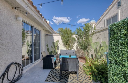 Spring Valley House | Modern 3 Bedroom Townhome by the Strip Sleeps 8