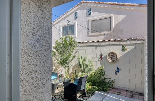 Spring Valley House | Modern 3 Bedroom Townhome by the Strip Sleeps 8