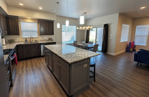 Hildale House | Modern 3BR Hildale Oasis near Zion, King Bed & Balcony, Massive Cliff Views!