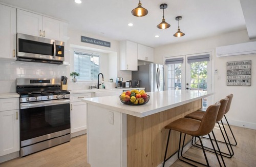 Downtown Los Angeles House | 🏡Modern 3BR home minutes from USC, Exposition Park, museums & stadiums. Bright, private space with 3 full bathrooms, fast Wi-Fi, gated parking, and a quiet residential setting—ideal for families, professionals, USC visitors, and long stays near LA.