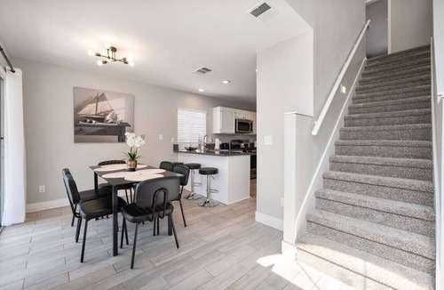 Paradise Valley House | Modern 3BR Home | Pets+7 Min to Airport+Parking