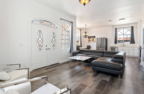 NoHo Arts District Apartment | Modern 4bedroom & 2bathroom Los Angeles unit by Universal studio & Hollywood-8