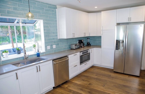Thousand Oaks House | Modern 4BR Retreat With Yard, Garage With EV Outdoor Plug for Electric Cars!