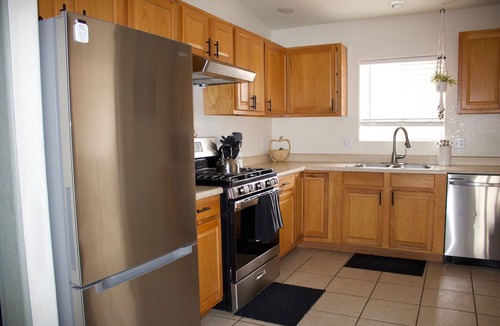 Cottonwood Apartment | Modern Comfort at The Cottonwood Vine- Cozy Retreat w/Desk & Spacious Yard