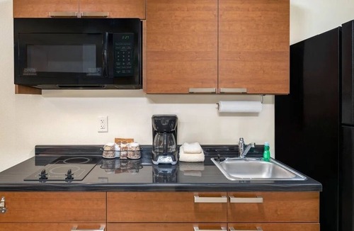 West Jordan Hotel | Modern Comfort! Full Kitchen | Near Jordan Landing– Shopping Just Steps Away!