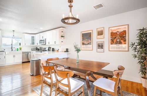 Rancho Oakey House | Modern EV charger 10 mins from Strip+Airport