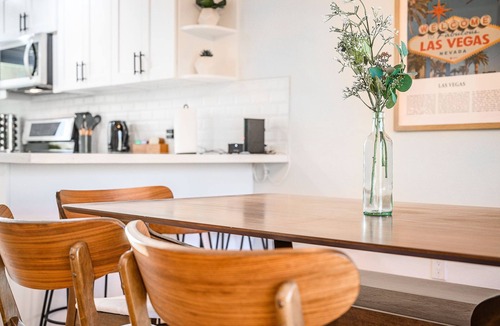 Rancho Oakey House | Modern EV charger 10 mins from Strip+Airport