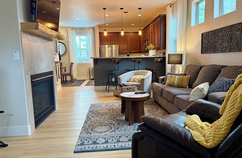 Flagstaff House | Modern family retreat with hot tub. Close to skiing, hiking, and Grand Canyon