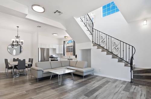 NoHo Arts District Apartment | Modern gated 4bedroom 2bath unit in Los Angeles by Universal Studio & Hollywood