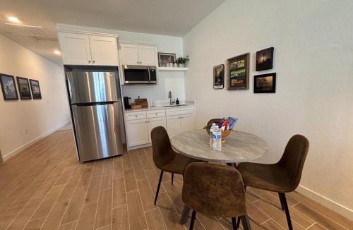Visalia Apartment | Modern Guest Suite with Living Room and King Bed