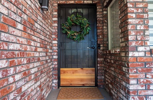 Raisin House | Modern home 3-BR Retreat — Quiet, Cozy, & Family-Friendly in Fresno.