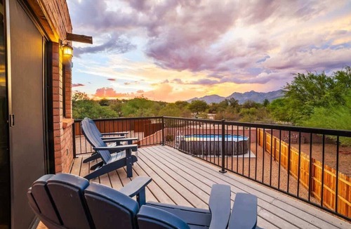 Tanque Verde Apartment | Modern Loft with Pool & Hot Tub-Views!